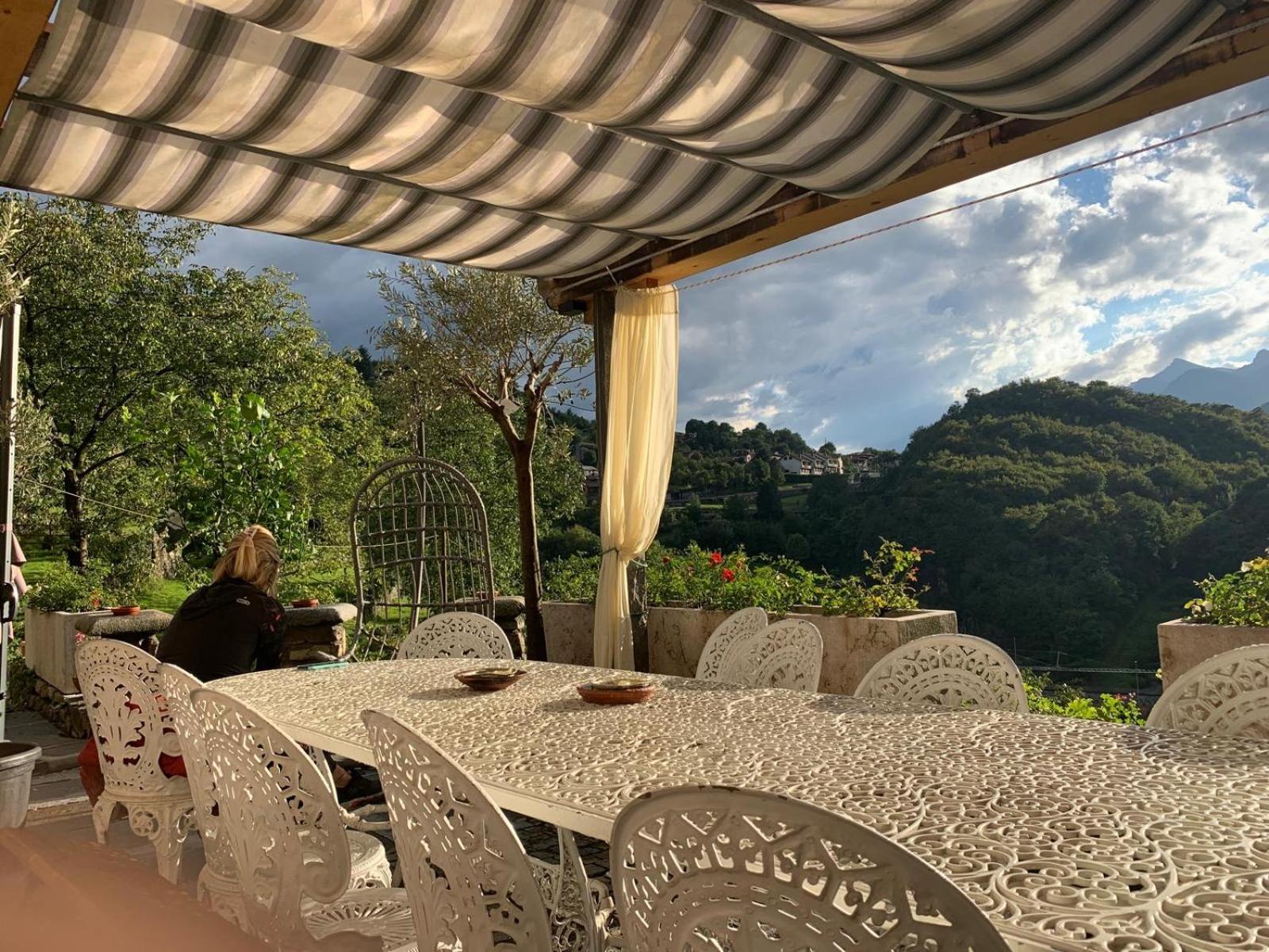 Вилла La Casa Sulla Collina Del Castello Брено Экстерьер фото